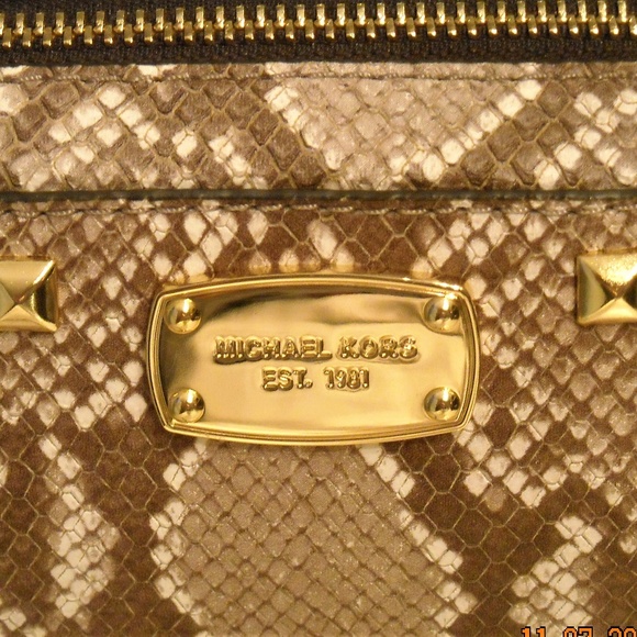 NWT MICHAEL KORS SAFFIANO STUD SHOULDER BAG - Picture 2 of 8